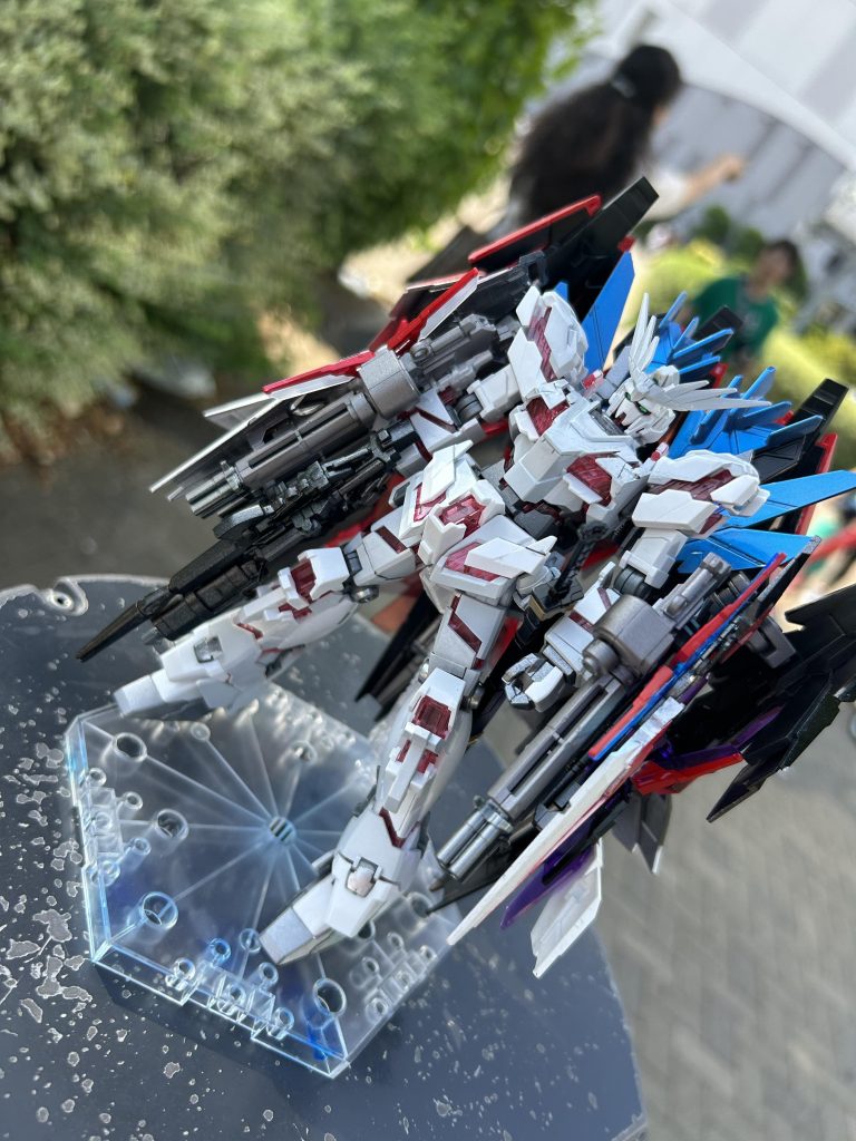 Zepp Diver City公演なので、迷いなくユニコーンを選択。ペインティングモデルを事前にベースで購入。初めての全塗装制作のため縁側での塗装。調色は一切無しの単色塗り。