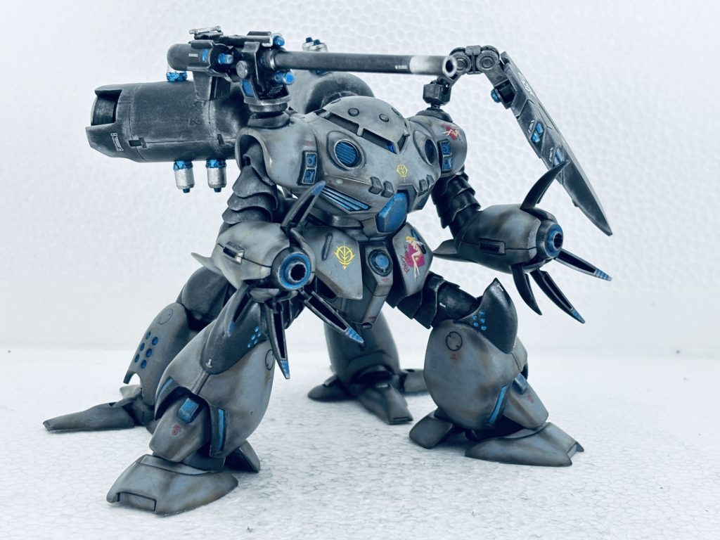 背面にはボールジョイントでハイゴックの腕カバーをファンネルラックブースターにして取付、腰部にはこれまたボールジョイントでハイゴックの下半身をブースターと一緒に取付ました。コロニーでの地上戦では4足歩行&ホバー機能によりパワーとスピードを両立させています。