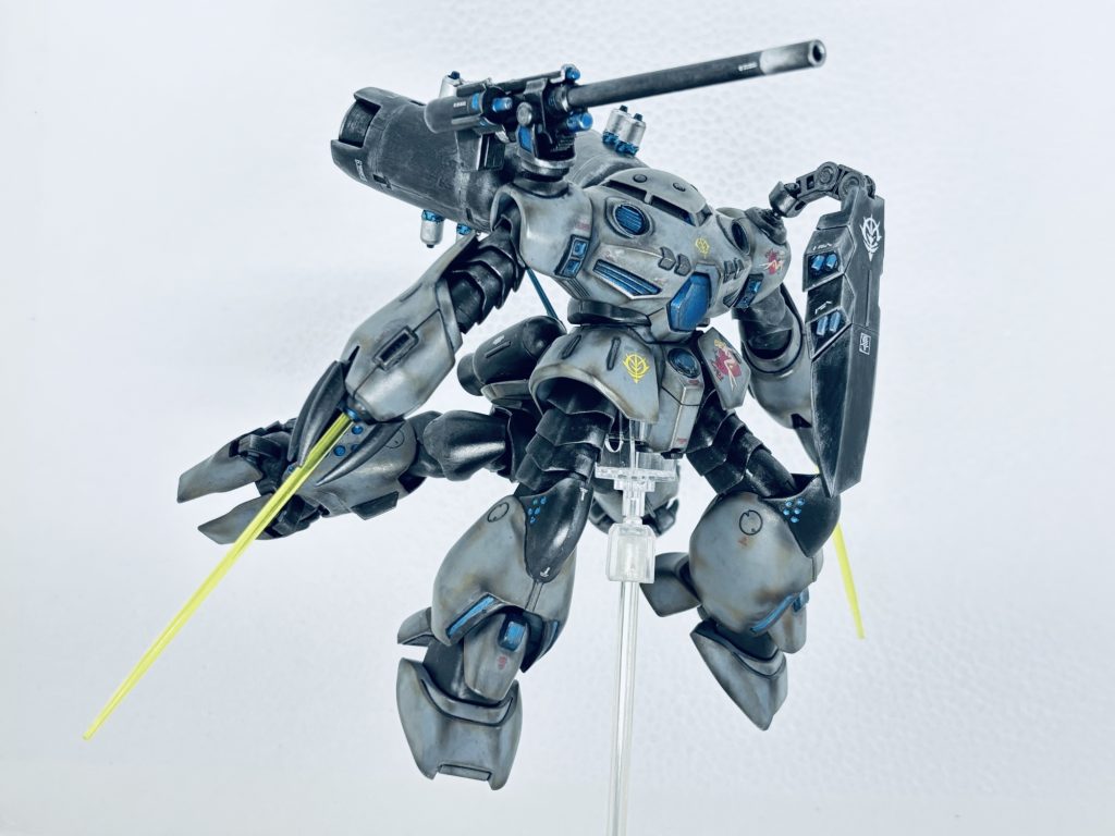 腕の砲門に穴を開けてビームサーベルを装備出来るようにしました。