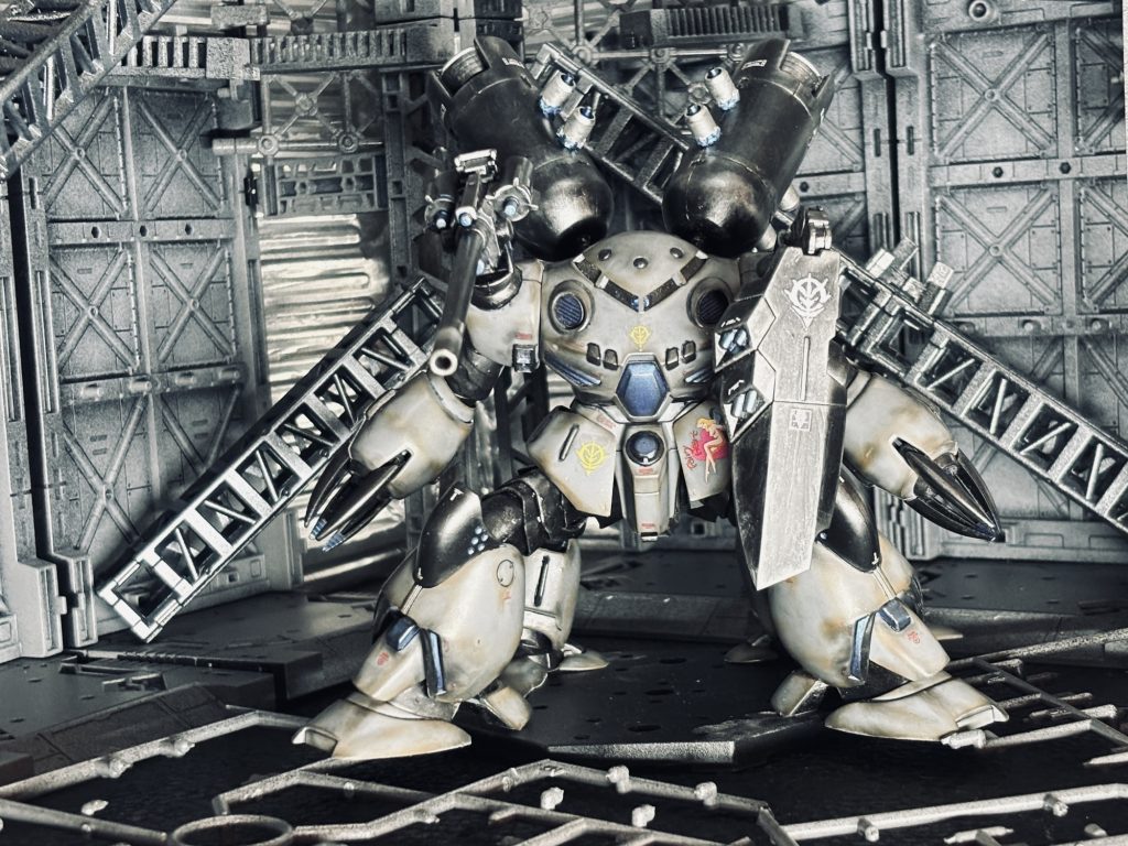 100円ショップジオラマにてポーズ。