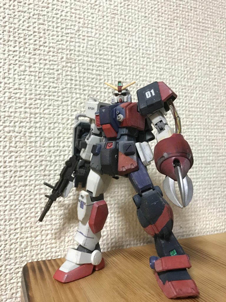 左腕を破損した陸戦型ガンダムにジャブローでアムロに切り落とされて投棄されていたシャアのズゴックの腕を無理やり移植した機体になります。