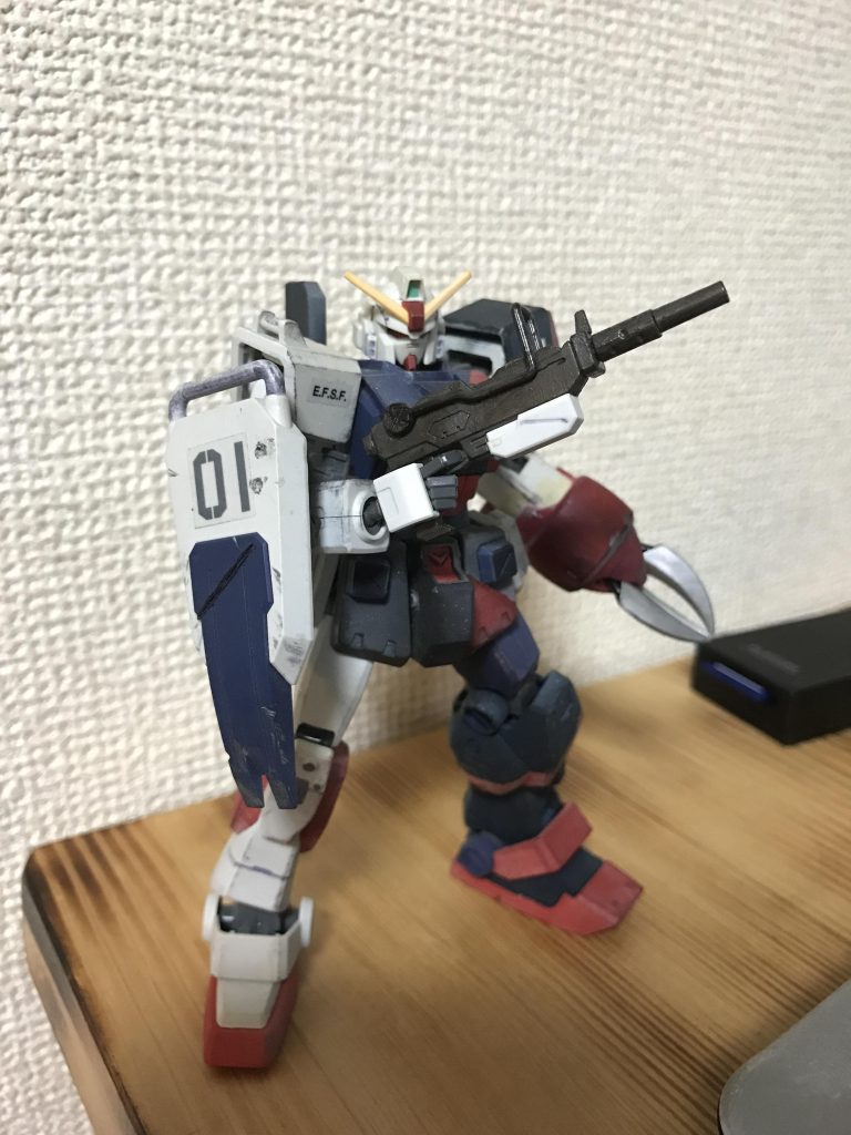 ズゴックの腕の重さで腰と左脚のフレームが耐えられなかったため、企画に合わず投機された試作実験機の腰と脚をさらに移植。改修した左腕の防御力をあげるために、肩にチョバムアーマーをつけています。