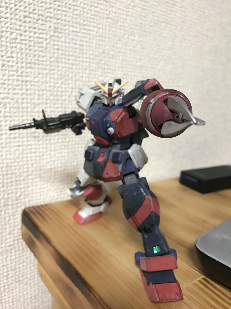 ズゴックのメガ粒子砲を起動するために、急増の配線をジェネレーターから繋いで無理やり点火している設定です。