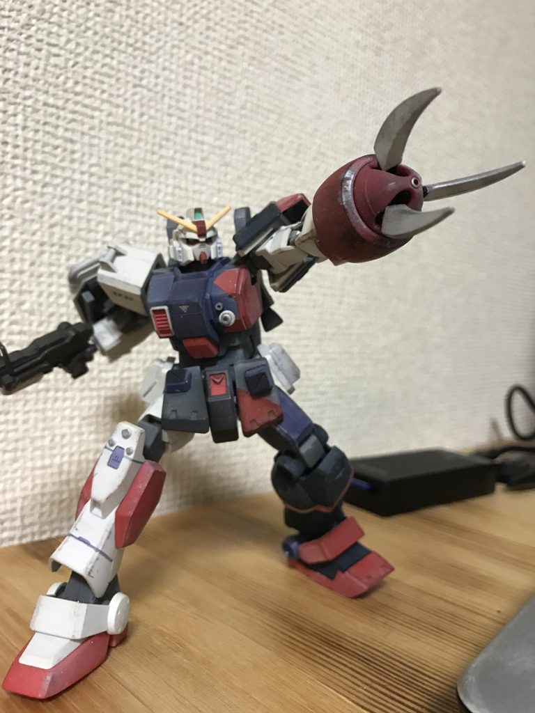 という設定をミキシングした機体に無理やりつけています笑ミキシング素材は、陸戦型ガンダム、ジムクウェル、NT-1アレックス、シャア専用ズゴックのパーツを使っていました。スミ入れ、つや消し、部分塗装、汚しで仕上げています。