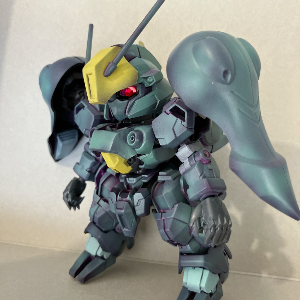 塗装は紫下地でのグラデーション塗装を試みました。ガイアのサーフェイサーエヴォパープルが活躍してくれました。