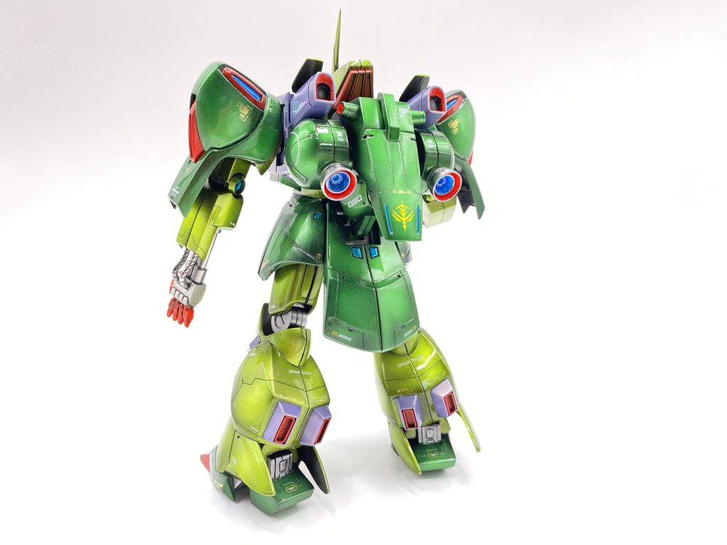 後ハメ加工出来ない私は、太腿パーツと足首パーツを仕上げ後にスネパーツを接着し、合わせ目消しを行い、水道水で洗っておりました。すると、何やらキョーレツな異臭がしたので洗っている指先を良く見ると…！⁈カメムシがスネパーツの中から出て来てましたWWW田舎あるあるですか、奴らは隙間さえあればいろんなところに入り込みます。困ったもんですパーツは何度か洗い直しましたが臭いは消えません、その後、数日間放置したことを思い出しました💦