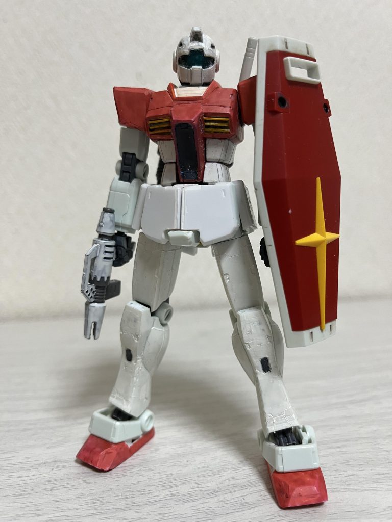 主な工作は、スカート部の改造、太腿の延長、脚のジム化、靴や肩の小型化、腹部ハッチの改造、胸ダクトのプラ板化等です。頭はジムスナイパーカスタムの改造です。