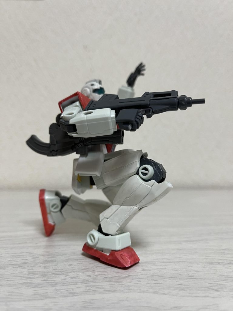 今回も拘りは膝立ちです。両膝を90度以上曲げて膝立ちが出来るよう、かつ脚全体や膝下(靴除く)の長さを変えないように、太腿を伸ばした分だけ靴の高さを下げ、ついでに横幅も縮めました。