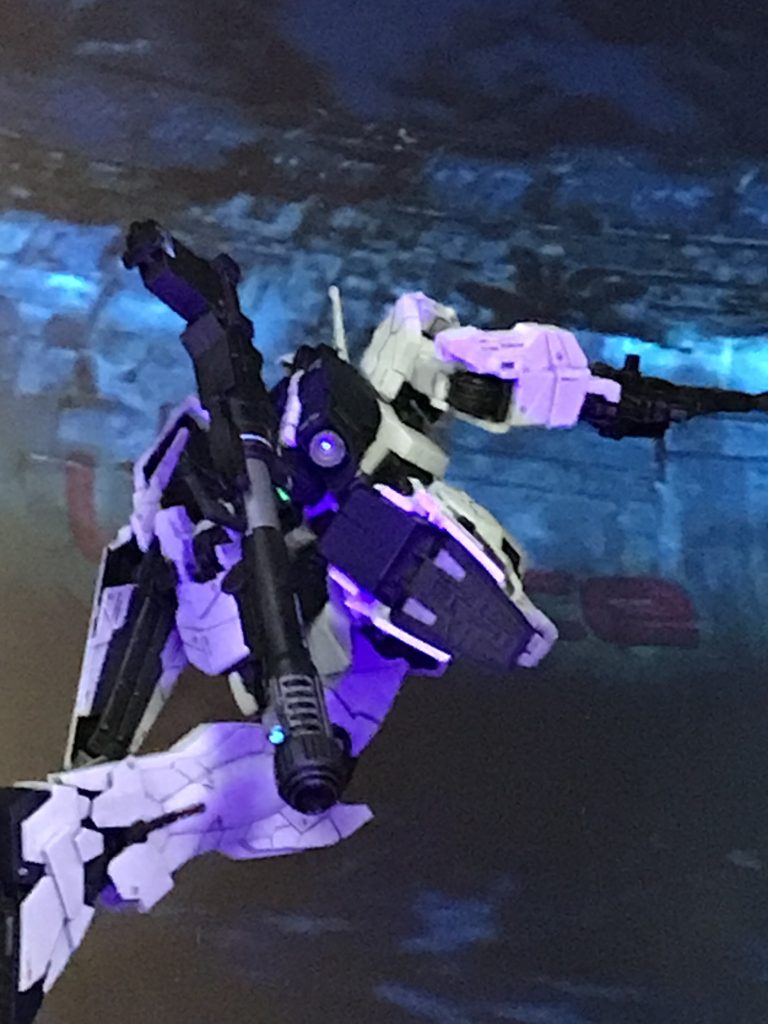 (地球と・・・宇宙に住むすべての皆さん・・・・・こんにちは・・・・)演説を垂れ流しながらラプラスを離脱。ギルボアと接触。「いいな、退がっているんだぞ。こんなところで死ぬことはない」