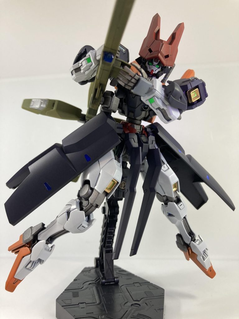 改造部分は頭部のリボン、頭部の髪型、7分袖っぽくした腕パーツ、胴体延長、スカート、内股ができるように股関節、つま先のハイヒールです。あとは配色でなんとかなれー!と、そんな感じです。そのほとんどがエスカッシャンを切って貼ってます。メカらしさを残したかったので、プリキュア風改造用に購入したリボンのパーツ採用は断念し、赤色に塗って誤魔化しています。頭部はそのままだと寂しかったので分かりにくいのですが、ボブ風にしています。スカートはディランザソルの肩パーツと、これまたエスカッシャンの切り貼りです。可動が大きく阻害されています。つま先は切断後パテを使用しハイヒールっぽくしています。