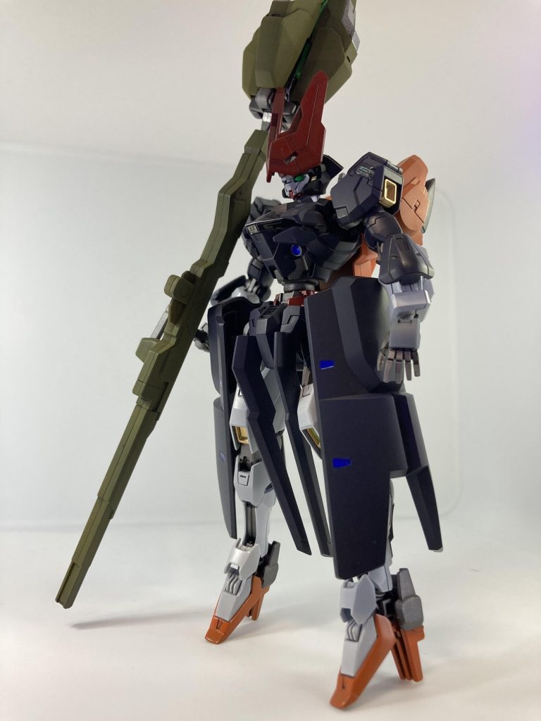 今回は全てのパーツを黒立ち上げしてみました。おもな理由は、黒系のパーツが多いため、肌に該当する部位のパーツが成型色そのままの白だと浮いてしまうのではと感じたからです。あと黒立ち上げという言葉を使ってみたかったからです。タンなど肌色系にしなかったのは以前ぶりぶりざえもんを作成し、色合い的に被ってしまうからです。しかし、新しいおもちゃ(電動コンプレッサー)初使用だったので楽しくなってしまい白を吹き付けすぎてしまいました。少し黒に馴染んだ気がするので結果オーライです。分かりにくいのですが、頭部は黒、ワンピースはティターンズブルーを目指し調色しました。つまり別の色です。メカっぽさを残したかったので、関節は黒寄りのガンメタ、バーニアはゴールドにしました。つや消しのカーキってスミ入れ滲むんですね。