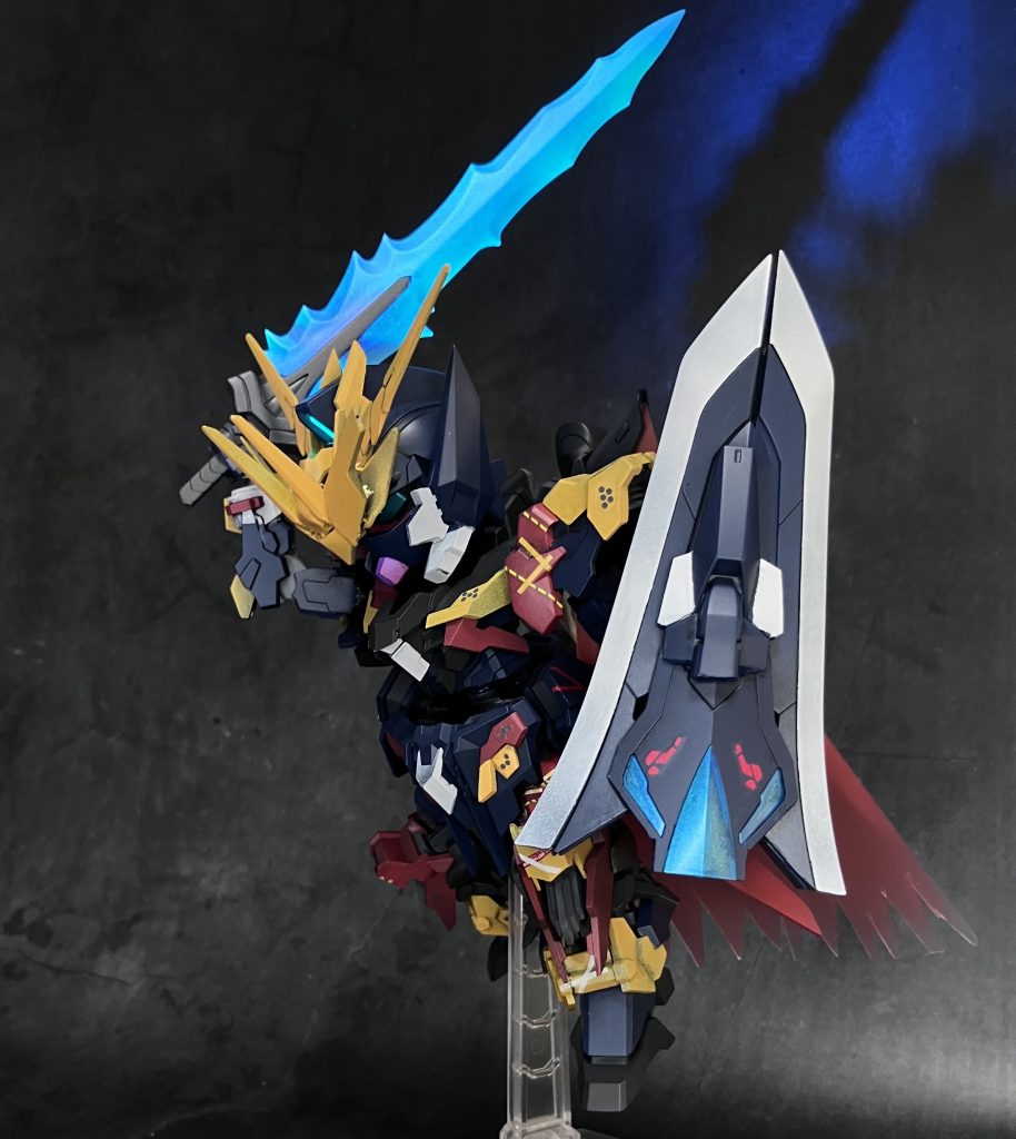 刃はブラックライトで光ります