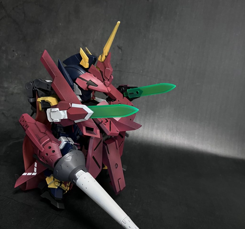 両肩のシールドからはプラズマ刃を形成可能。すれ違いざまに切りつける。