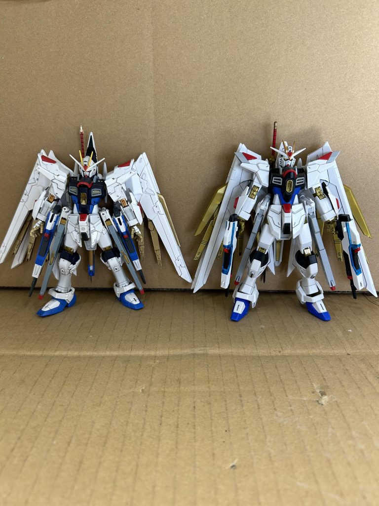 オリジナルのマイティーと比較左がRG化マイティー　右がHGマイティープラウドディフェンダーとフツノミタマとコテをプラ板で自作しましためちゃくちゃ時間かかりました