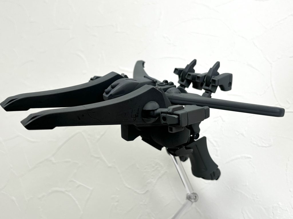 ギミックにこだわっているので変形もできます。……が、塗装剥げが怖くて完成後に変形させて遊んだことはありません。 (´;ω;`)