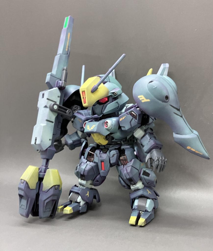 武装は大型キャノン、胸部メガ粒子砲、サーベル、ファンネルなど