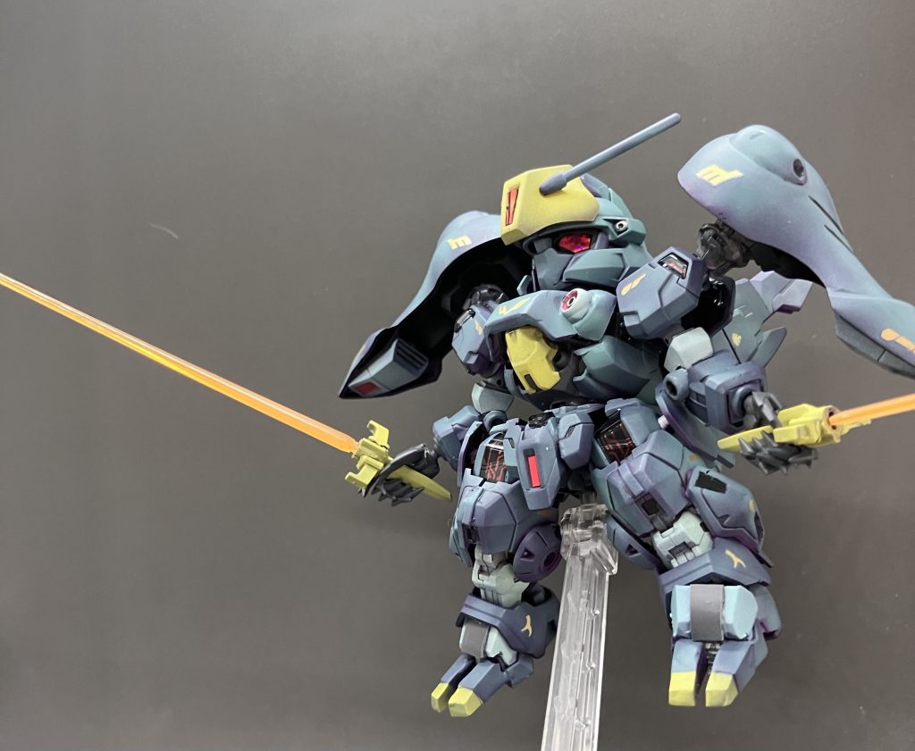 サーベルは背中に収納してます。