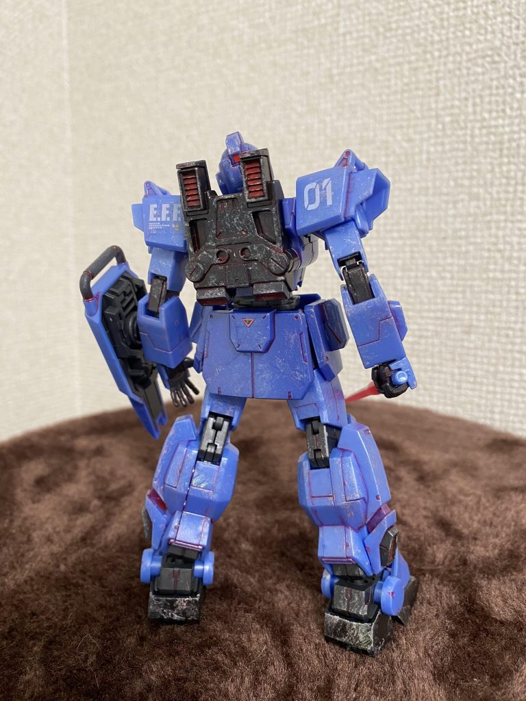 バックパックやスリッパ、腹部有線ミサイル、カメラアイを部分塗装して、トランザムホロレッドを使って揺らめくオーラをラップ塗装で、メタリックレッドで墨入れをしました。