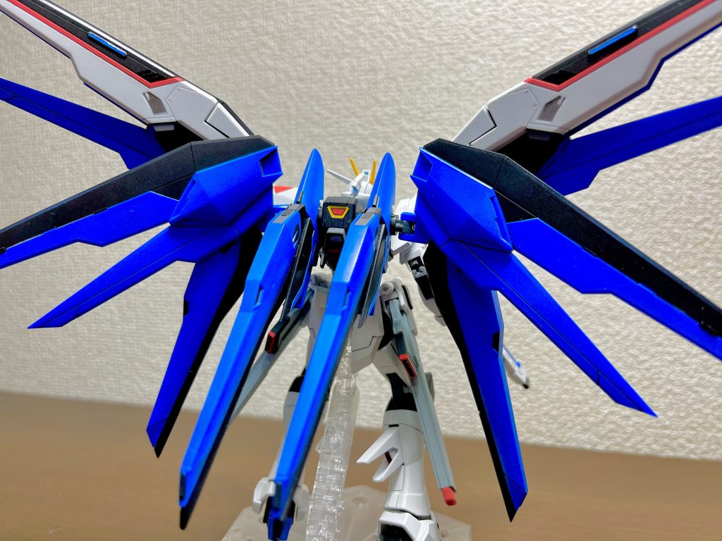 バックパックは1番拘りライフリの基部にフリーダムのスラスターとウィング、ライフリの左右スラスターユニットにストフリからドラグーンプラットフォームを移設ウィングのアームにある中翼にもドラグーンプラットフォームを移設しました