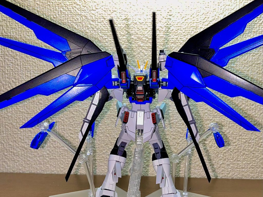 後ろからこれならスラスターとかがよく見えて、個人的には好きなアングルですw