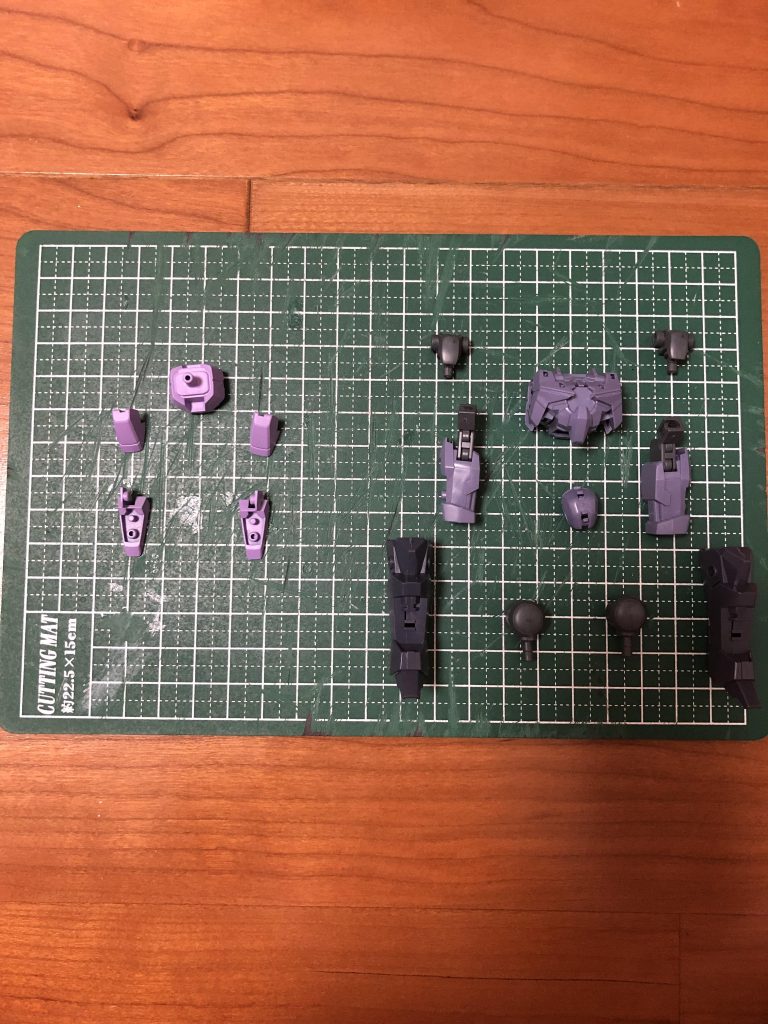 腹部と足下をMSパープルに塗装しました。また目立ちそうな箇所のみ、合わせ目処理しました。