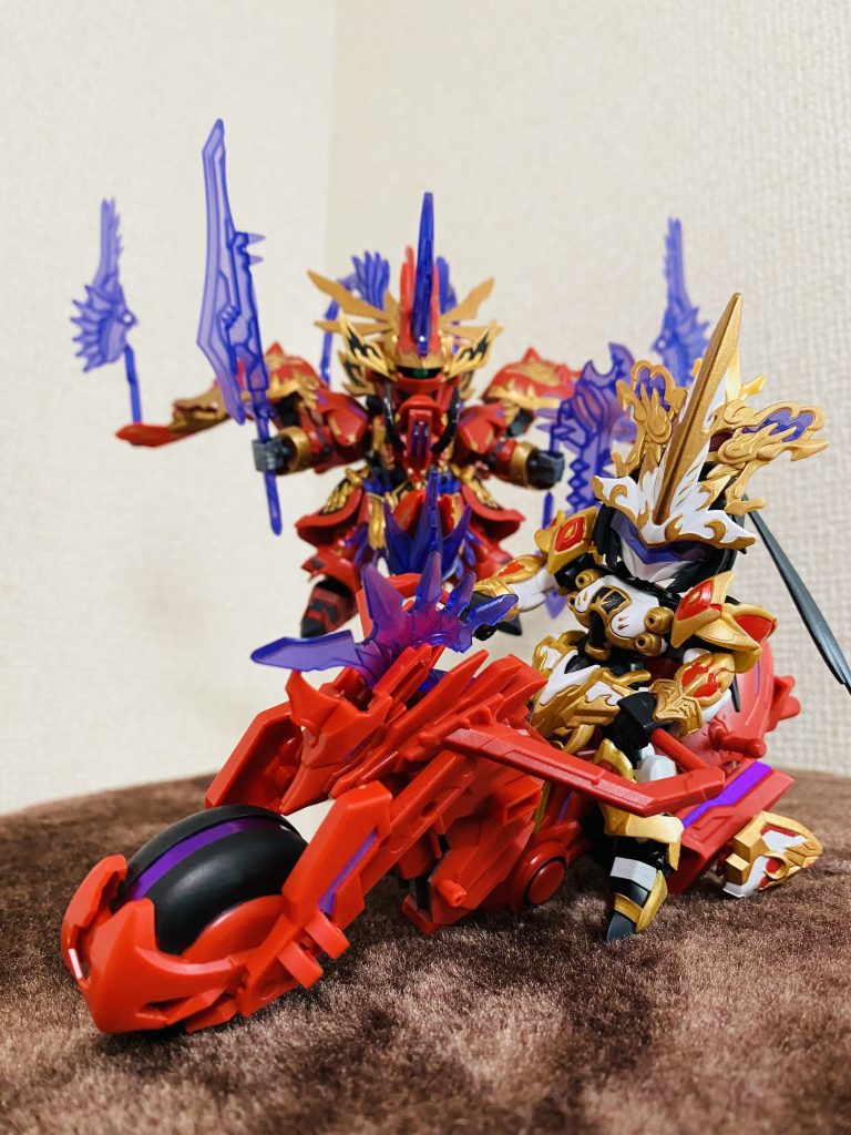 クシャトリヤもバイザーをつけて赤兎馬に乗せてみました。赤兎馬の頭の扇は乗せてるだけですが、良い感じに立髪になりました笑余剰なく遊べて、2体とも良いキットでした!