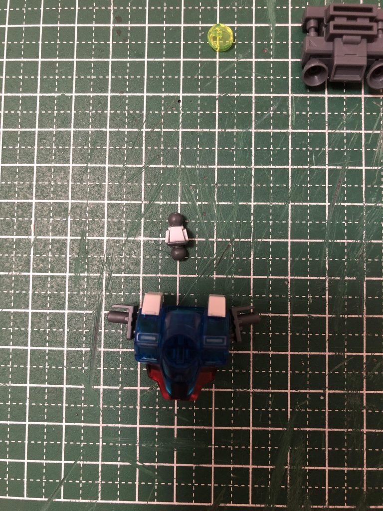 頭部が埋もれている印象があったため、首の延長工作を行いました。