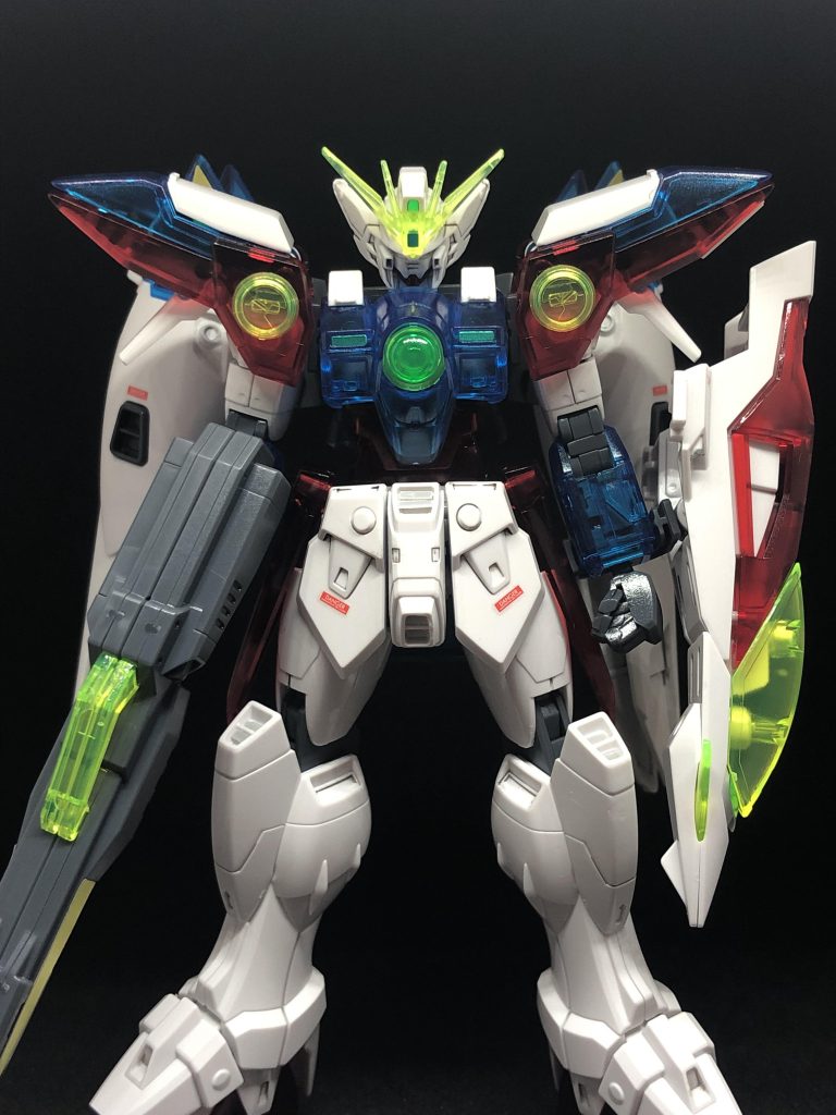 正面。クリアキットは、基本的に素組みでOKだと思いますが、玩具っぽさが悪目立ちします。そのため、箇所を限定しつつ墨入れとデカール貼りを行いました。