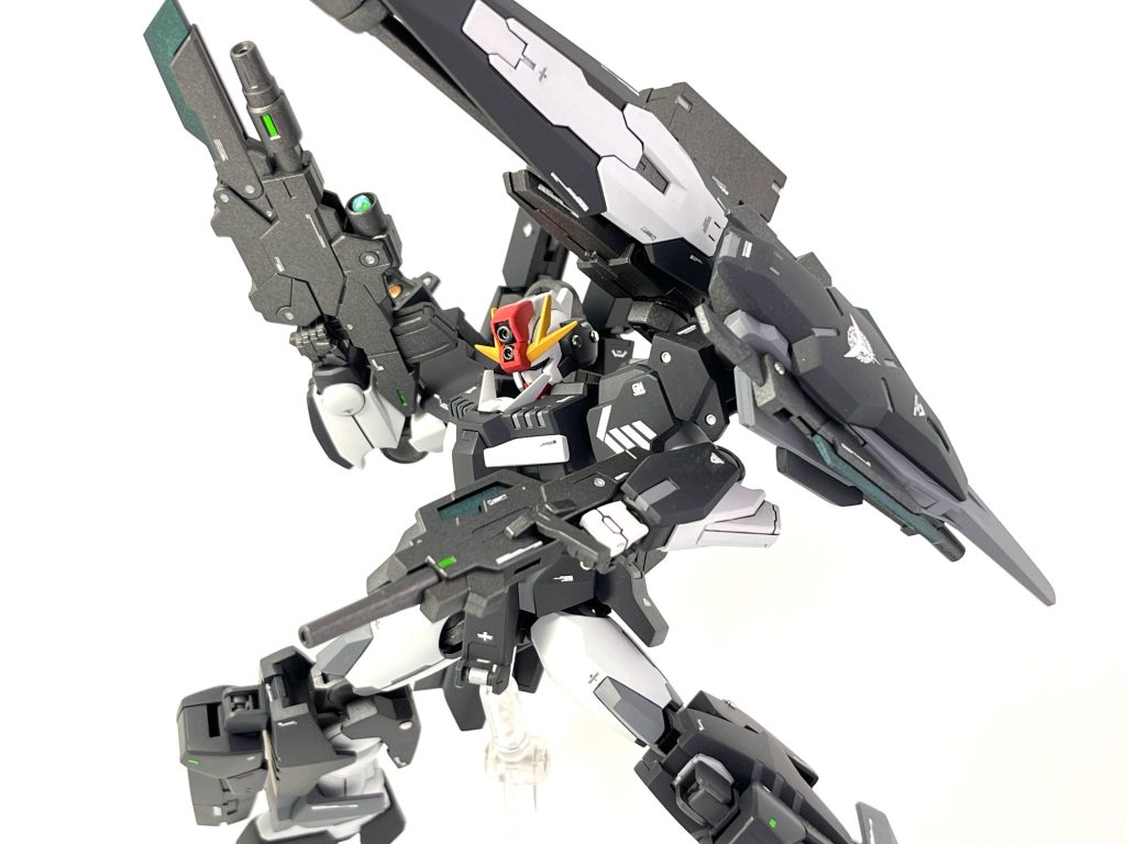 改造点・首、腹部延長・肩、GNミサイルとシールドの取り付け・サイドスカート、ガンダムサバーニャの交換・バックパック、ルブリスウルのガトリングとセラヴィーのダブルバズーカなどの追加