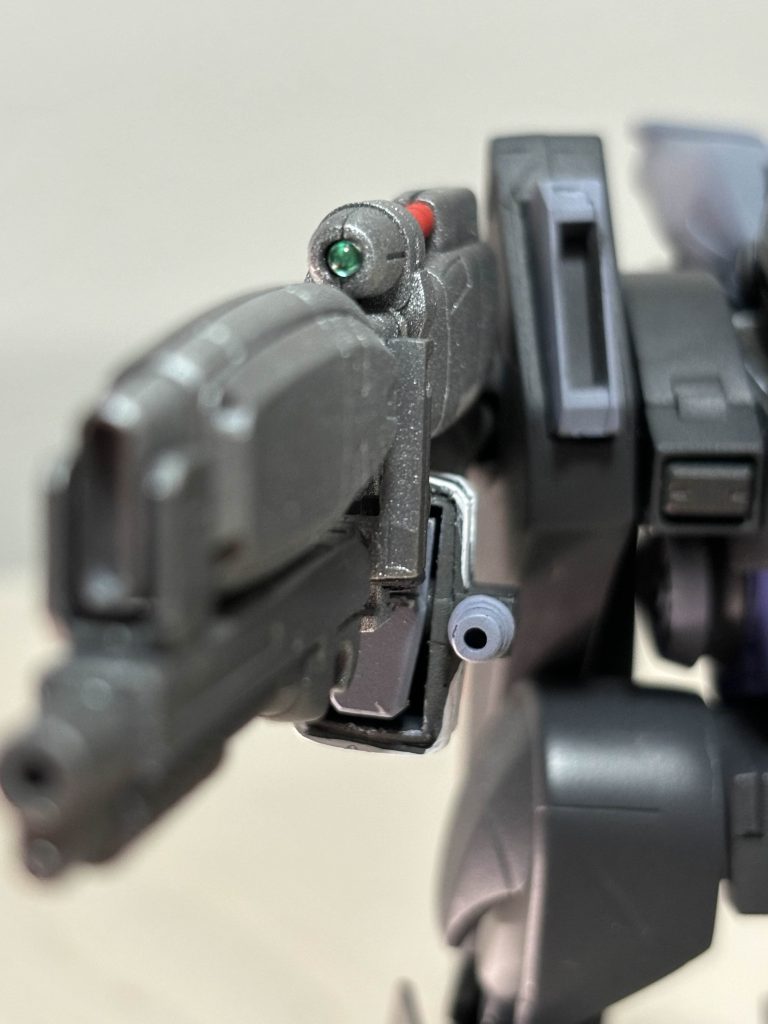 ハイパー・ナックルバスターにはオリジナルの改造を行い、ケンプファーのショットガンを銃身下に取り付けました。着脱可能です。また、塗装後にクリアパーツをレンズ部にはめ込みました。