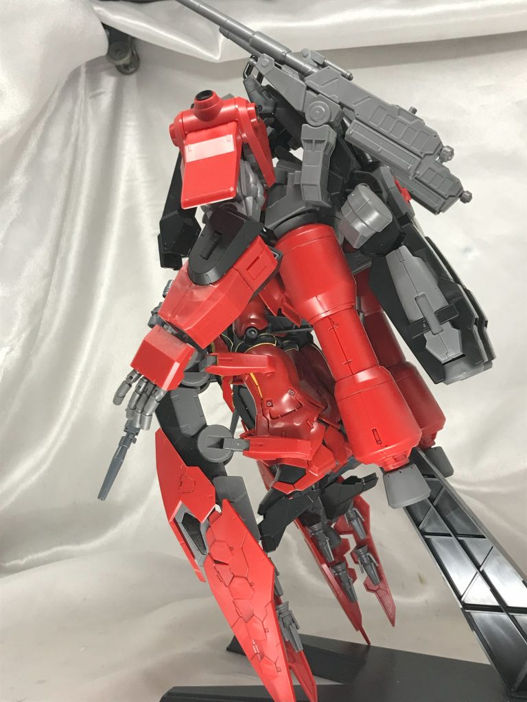 シナンジュとティフォエウスガンダムってかなりサイズ違うしジョイントのついている部分も全く違うのでフィッティングが当然ながら一番苦労しました。シナンジュのバックぱっきうをはしてジョイントを新造して上半身を、追加ブースターのついている脚の一部を外して脚部のジョイントで固定しています。