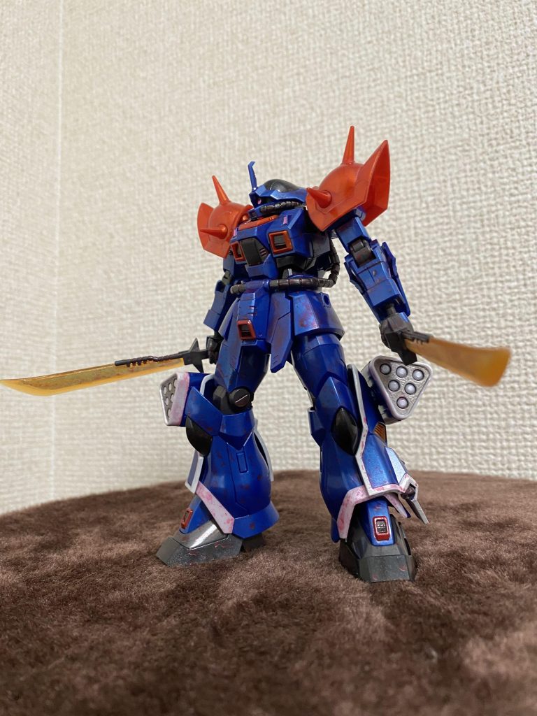 脚部6連装ミサイルポッド、脚部増加装甲、バックパック等を筆塗りで塗り分け、メタリックレッドで墨入れをしています。