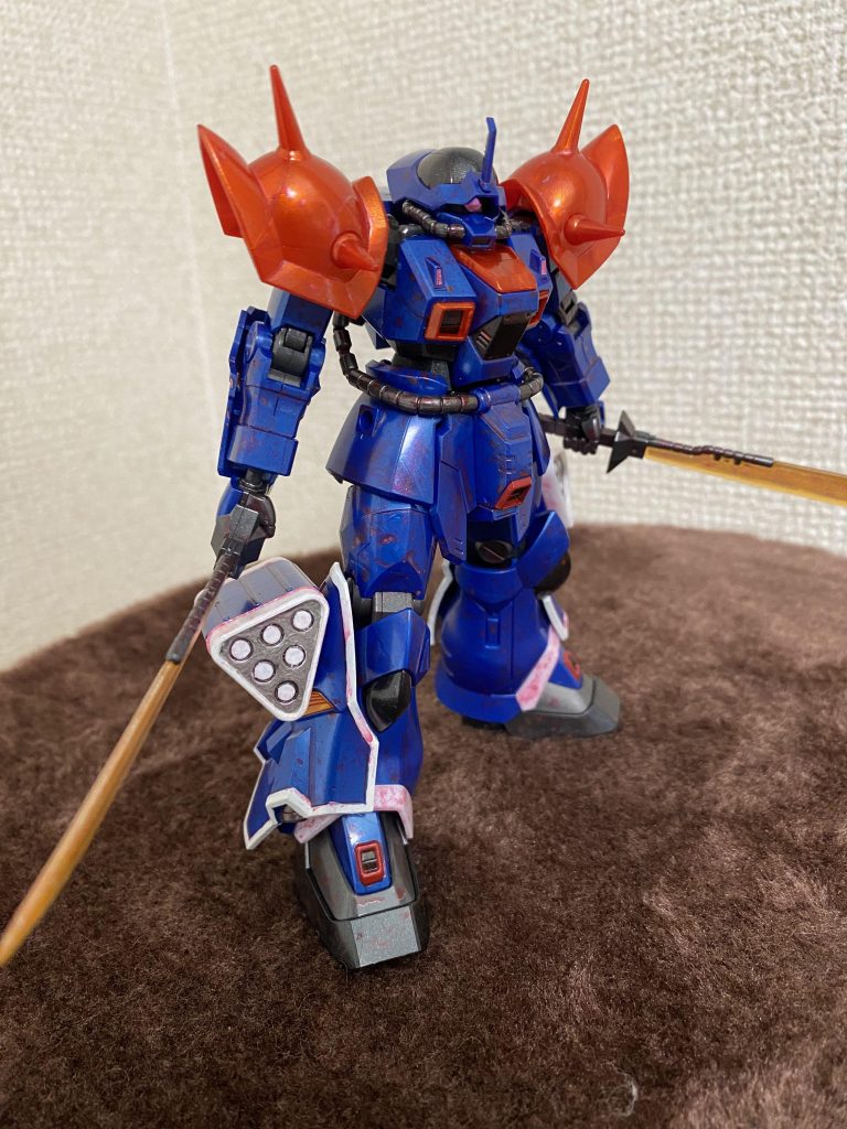 ブルー1号機はトランザムホロで赤身の強い虹色にしたので、イフリート改は禍々しさを出したくて、薄めたメタリックレッドをバシャバシャかけています。