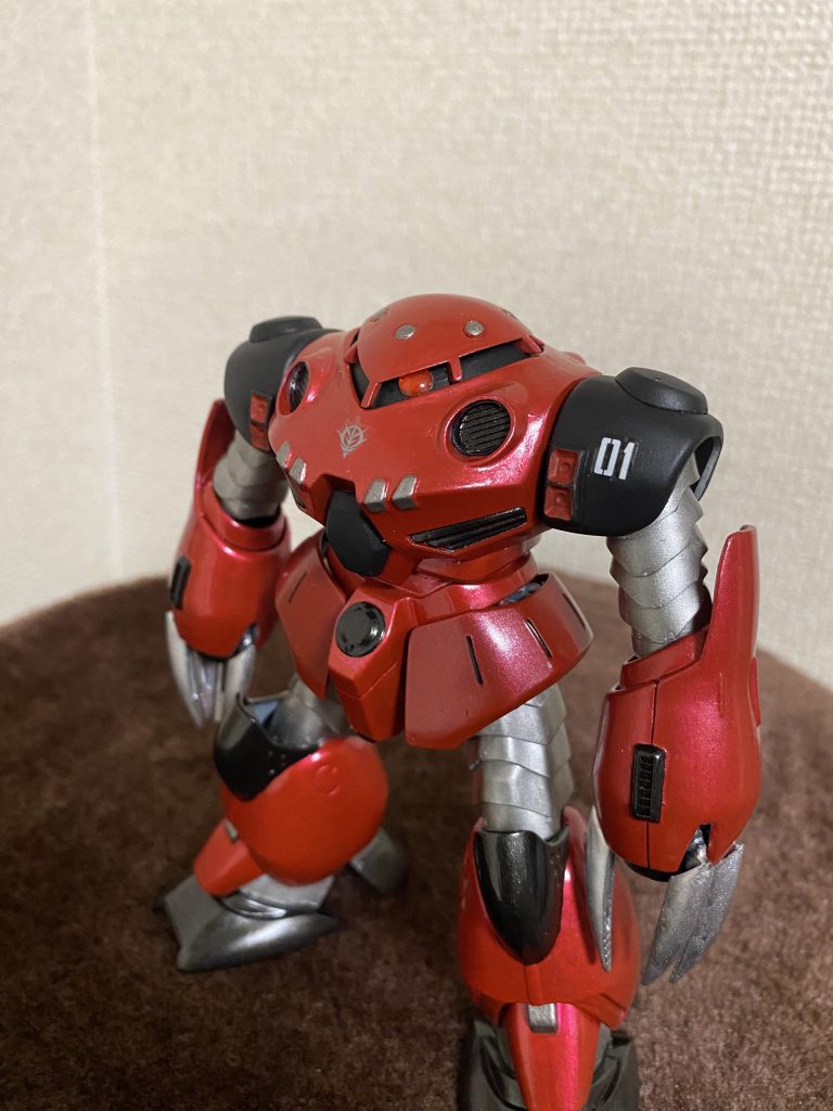 ズゴックEは中学生の頃にガシャポンHGで出会って以来好きなMSです。今回初めて作りましたが、怒肩とモノアイが真ん中固定なのがどうしても気に入らず改修しました。