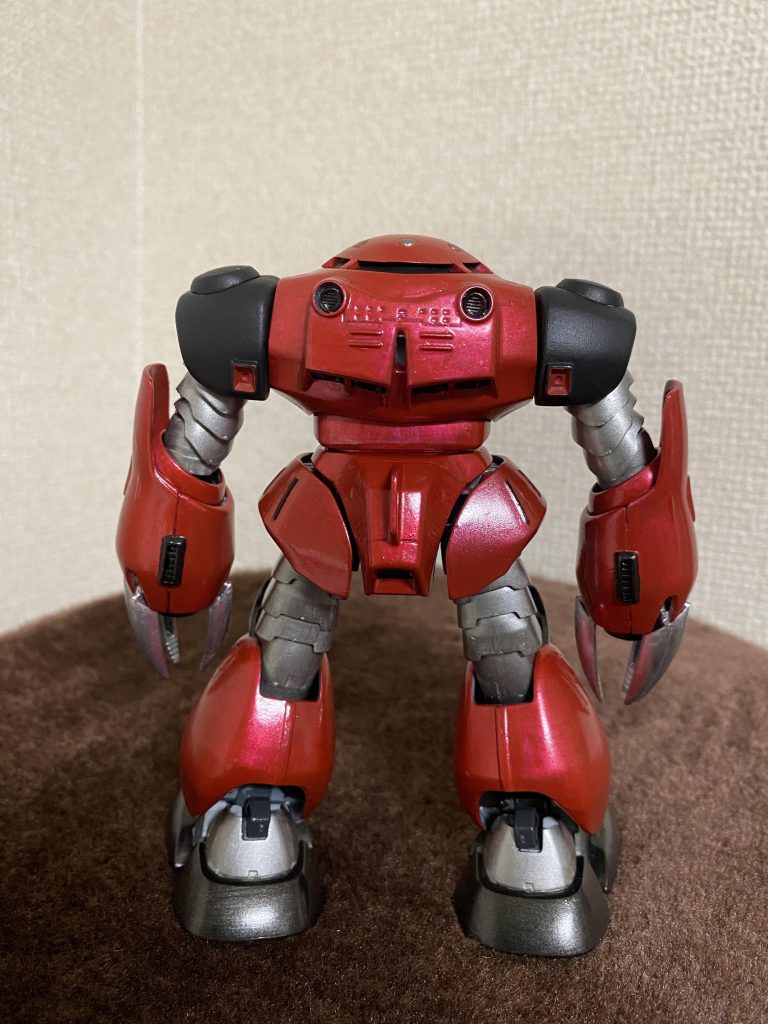 ズゴックってなで肩気味なイメージなので、肩の受けやアーマーを切ったり削ったりして、何とか肩アーマーの位置下げに成功しました。