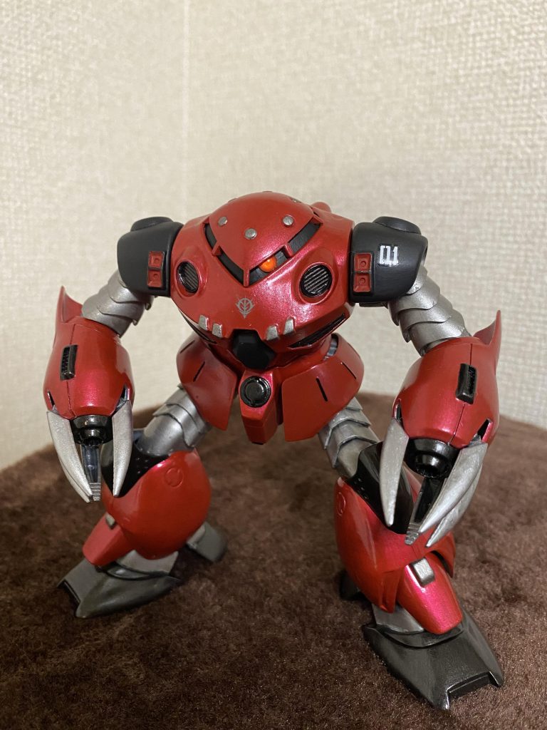 モノアイはレール部分を、埋めて削ってできた隙間にHアイズをはめ込んでいます。