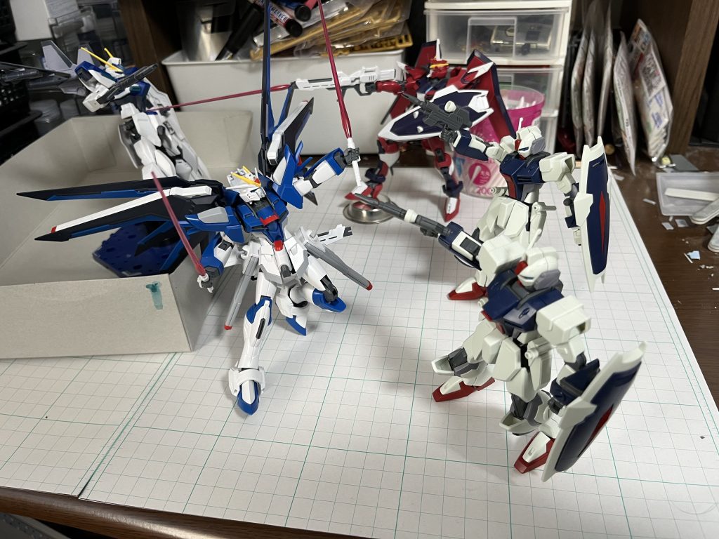 今回、特に苦心したのはジオラマのレイアウトです。映画の冒頭の様なシーンを再現したい!と思って仮組みのキットを置いて検証してます。