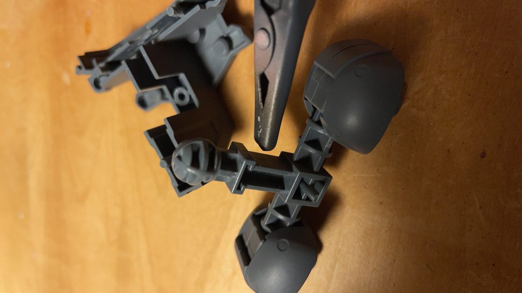 股関節部5mm下方に移動その他肩アーマーも少しだけ幅増し縦にかなり伸ばしたので、完成時は相当大きなゲルググになったなと感じました笑