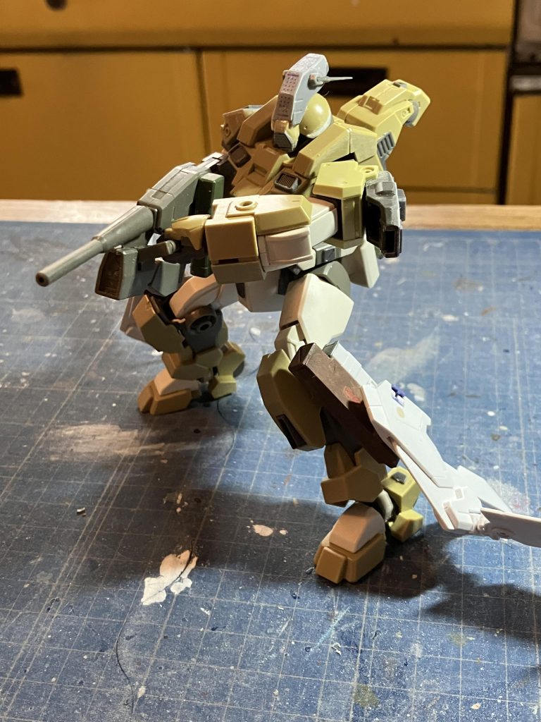 手を入れたのはバックパック、肩アーマー、脚部スラスターにライフルもちょっと変えてありますあとはディテールアップパーツを付けたりしています