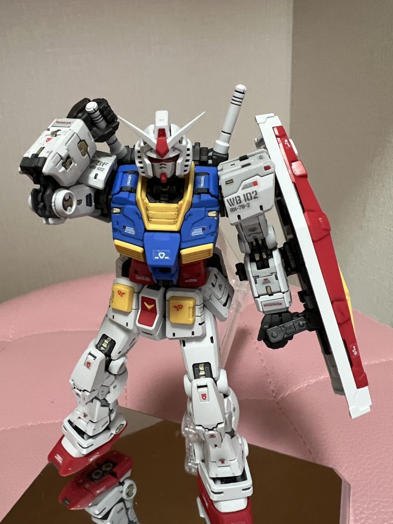 右腕の驚愕の可動範囲。何度も分解してたら肘関節が外れやすくなってしまった。最初の頃は訳もわからず強引に曲げてたのが原因。