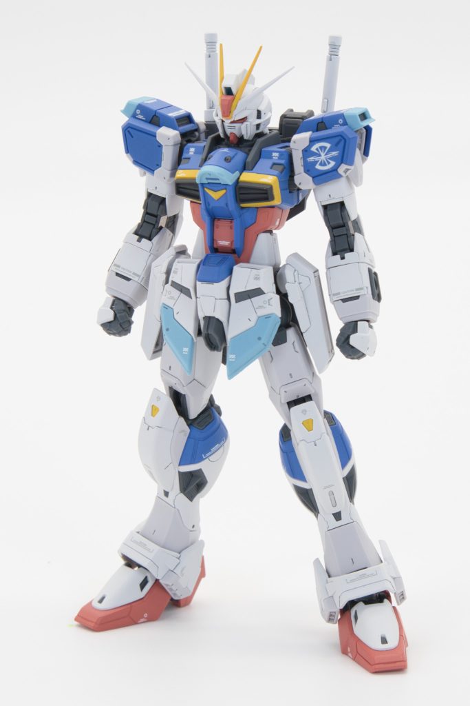 インパルス本体。ソードインパルスを素体にしてますが色合いはフォースインパルスです。。。ザンライザーとミキシングするので昔出てたダブルオーのデザイナーズカラーVerっぽく赤青黄は淡い感じにしました。デカールはRGソードインパルスはプレバン品だからてっきり水転写デカールが付いてくると勝手に思ってましたが付いてこなかったので社外品。赤系だと目立ちすぎちゃうと思いグレー系にしました。