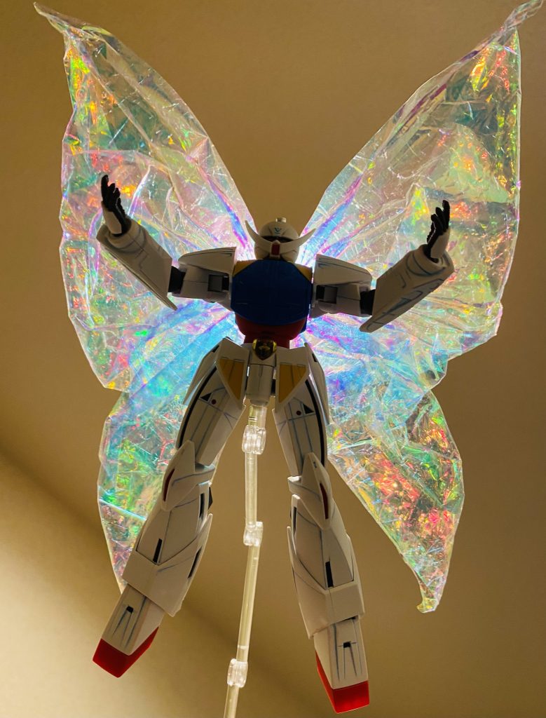 光の当て方で色が変わるのが良い感じです!