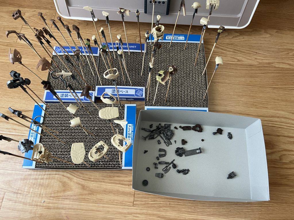 迷彩塗装の途中。セオリーに反して濃い色から塗り重ねてます。濃茶:レッドブラウンc41、薄茶色:ウッドブラウンc43、ベージュ:薄茶色c51+外舷22色c605。c605はほんの少し。