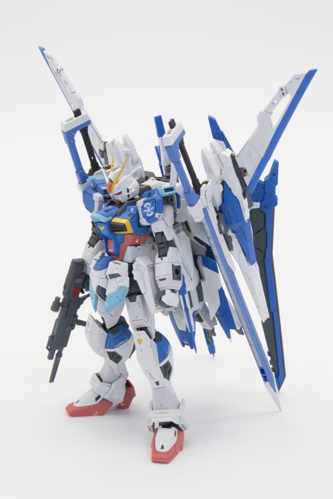 ザンライザーを背中にくっつけて、ソードインパルスザンライザー。エクスカリバーレーザー対艦刀x2フラッシュエッジビームブーメランx2GNバスターソードIIIx2ヴァジュラビームサーベルx2の8ソード仕様です。フォールディングレイザー対装甲ナイフも入れたら10ソードかな、、