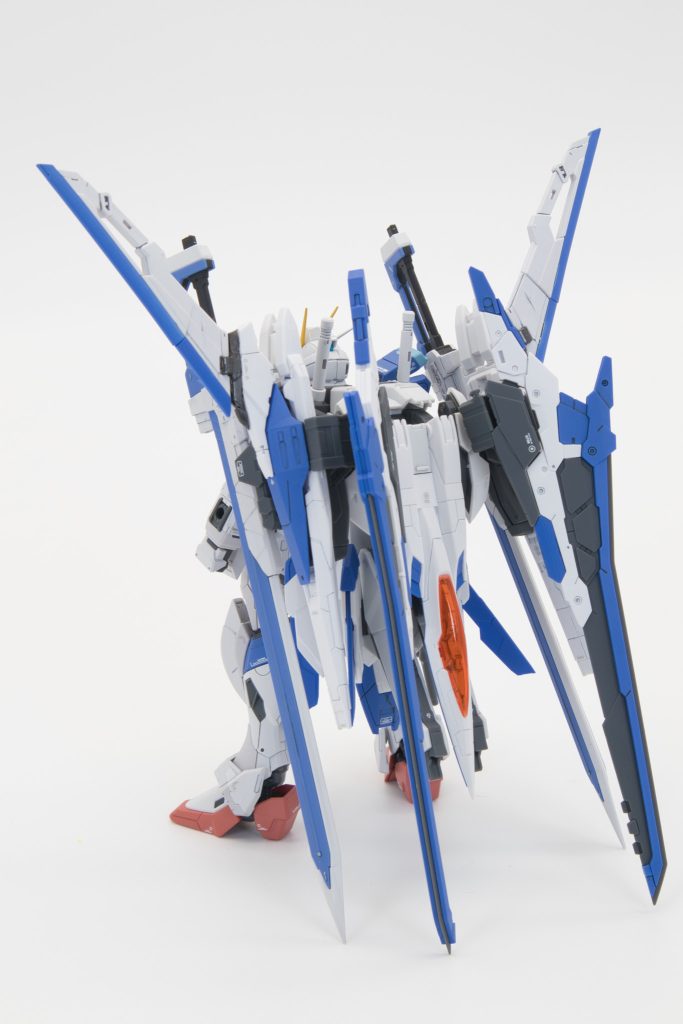 後ろから。4本のソードでなんとか自立は可能。