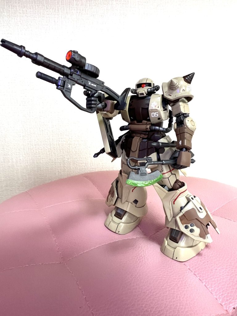 モノアイとマシンガンのスコープ、ヒートホーク、スラスターは蛍光塗料です。