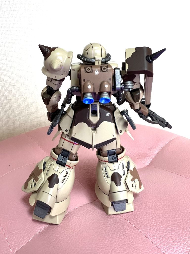 スラスター内部蛍光ブルーが正解?迷彩は付属のデカールを使わずマスキング塗装してます。初挑戦!