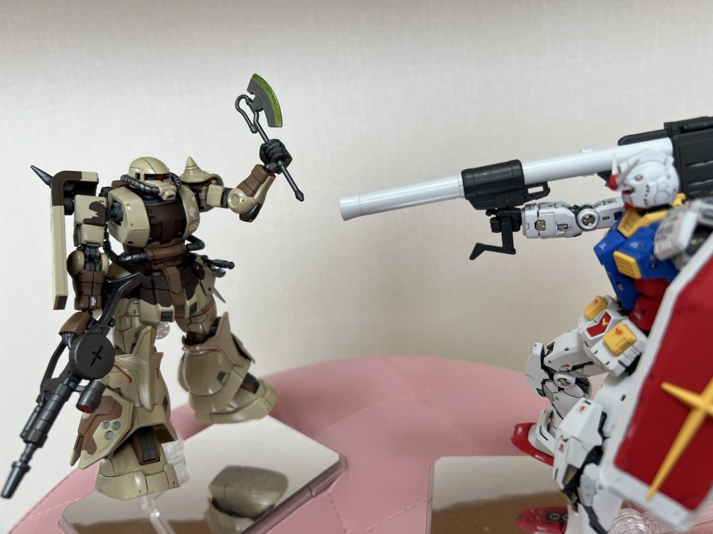 RG RX-78-2 Ver2.0と一緒に。こんな至近距離でバズーカーはねーだろ〜!byダナン