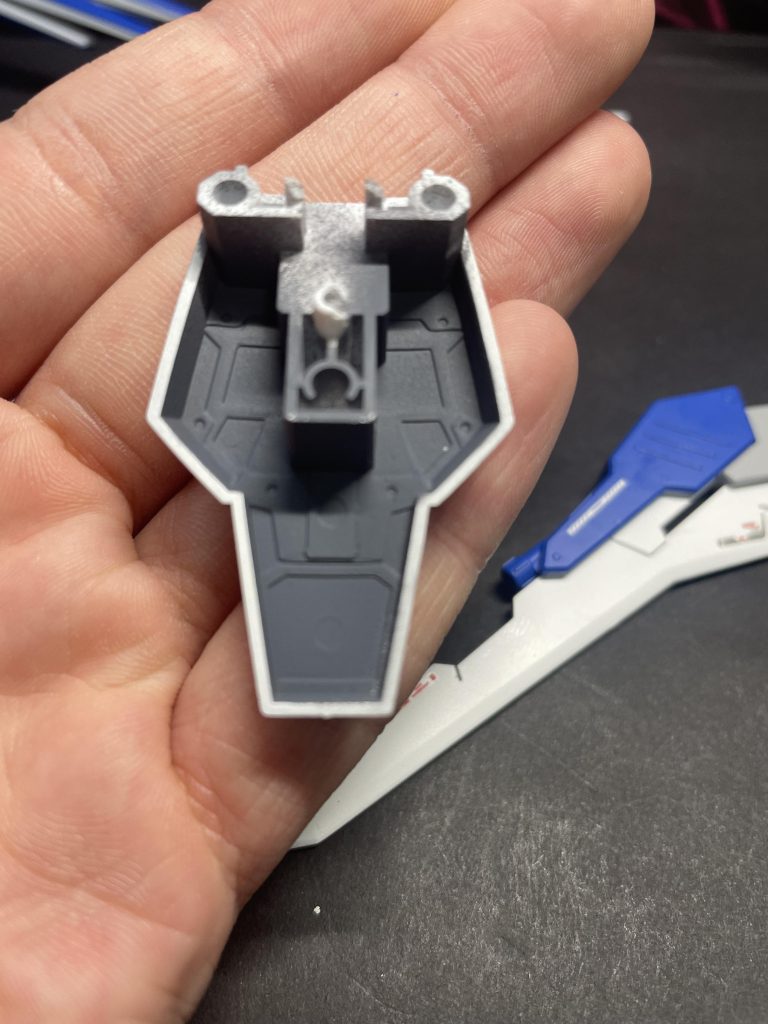 とは言ったものの、やったことといえば腰、首の延長、テールスタビライザー?のしいたけモールドですね。このしいたけモールド初めてであまりうまくできませんでしたが……本編だとしっかり描写されていることが多く、外せないなと思ったので下手なりに作ってみました。あとはいつも以上に塗り分けとデカールをやりまくったぐらいですね。めちゃくちゃ大変でしたよ……コックピットの赤のとこだけにエアブラシ使うのかなり面倒くさいですからね。僕だったらあそこの色は青とかに妥協すると思います。流石はユウキ•タツヤ。