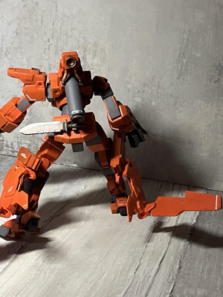 地球にもMS訓練学校が出来、地上の重力化での機動性と制御性を求めて脚部にスラスター兼用の羽を付けてみました